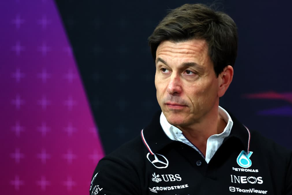 El jefe de Mercedes refuta el ataque de Horner a Russell: “Siempre quiere prender fuego”