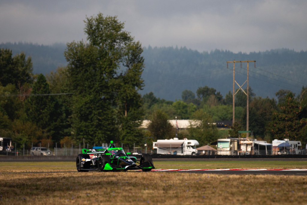 Grosjean hace un trompo, queda detenido, reincia la carrera, es chocado por Rasmussen y lo penalizan en Portland