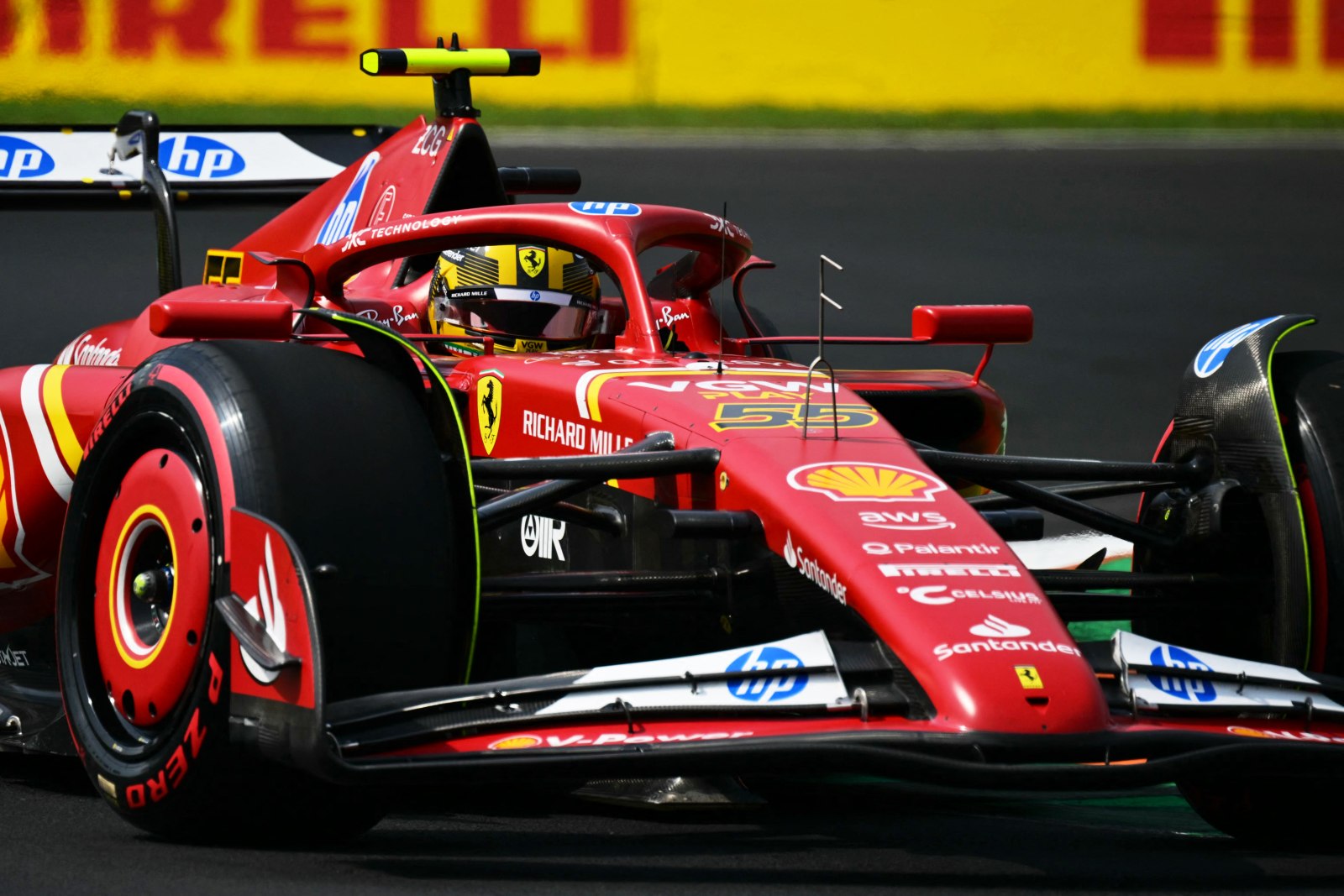 Sainz mantém cautela e espera “pistas mais normais” para avaliar atualizações da Ferrari