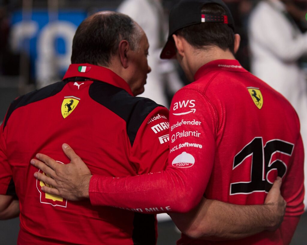 Leclerc remarca la relación «sin filtros» con el jefe de Ferrari: «Señala mis errores»