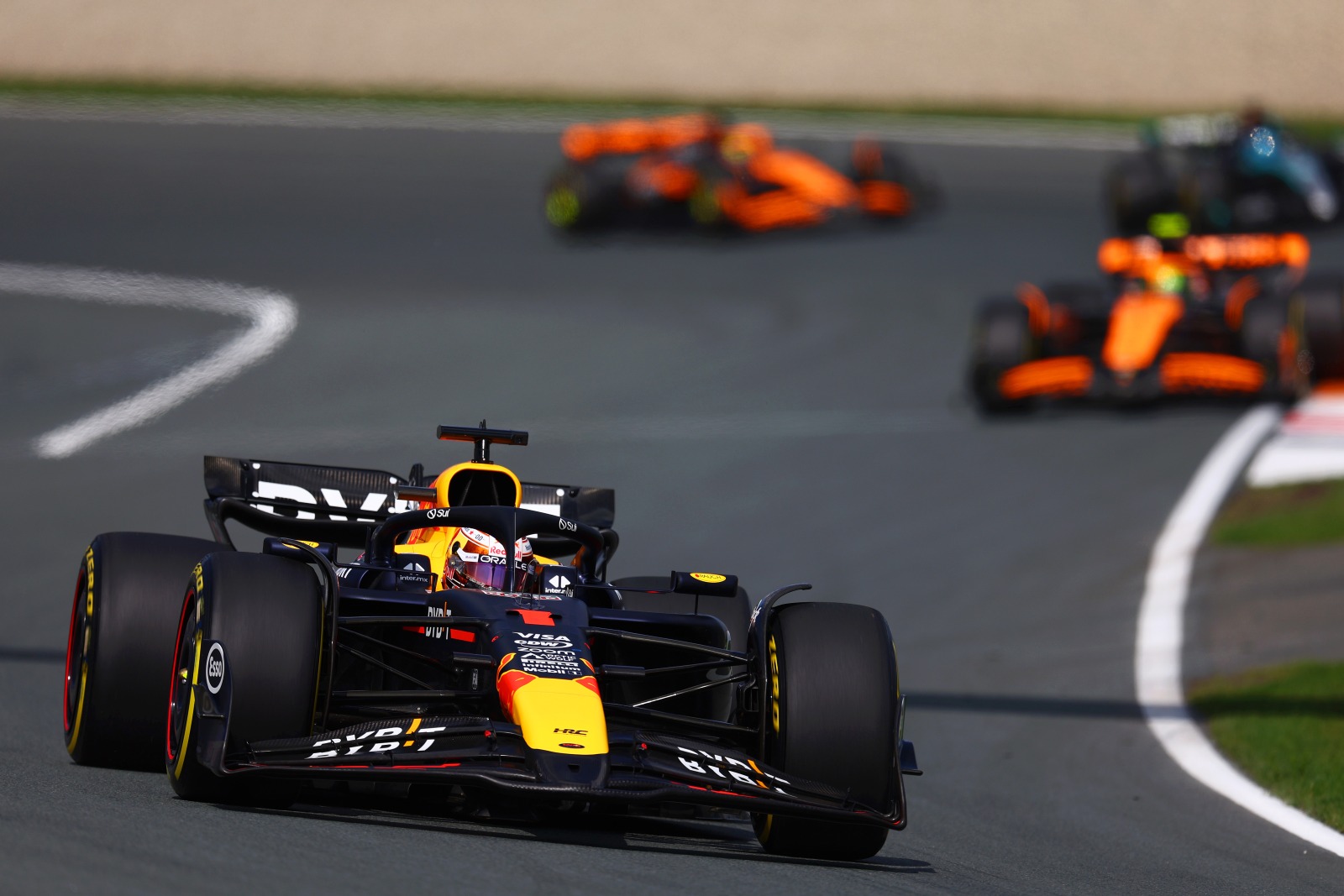 Red Bull faz caminho inverso e decide levar para Monza RB20 com especificações antigas