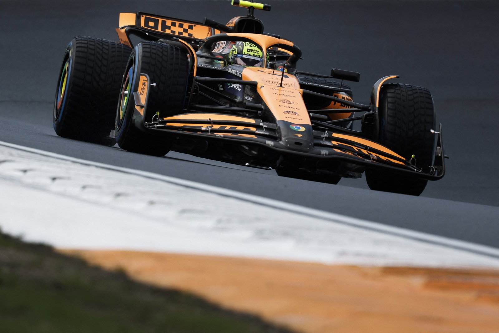 Mercedes lidera dia em Zandvoort, mas McLaren é quem dita ritmo na volta das férias