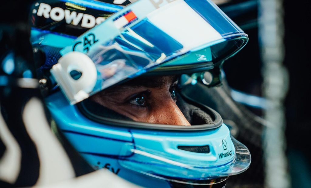 Russell elogia mecánicos por reconstruir el coche tras «duro golpe» en FP1 de Antonelli