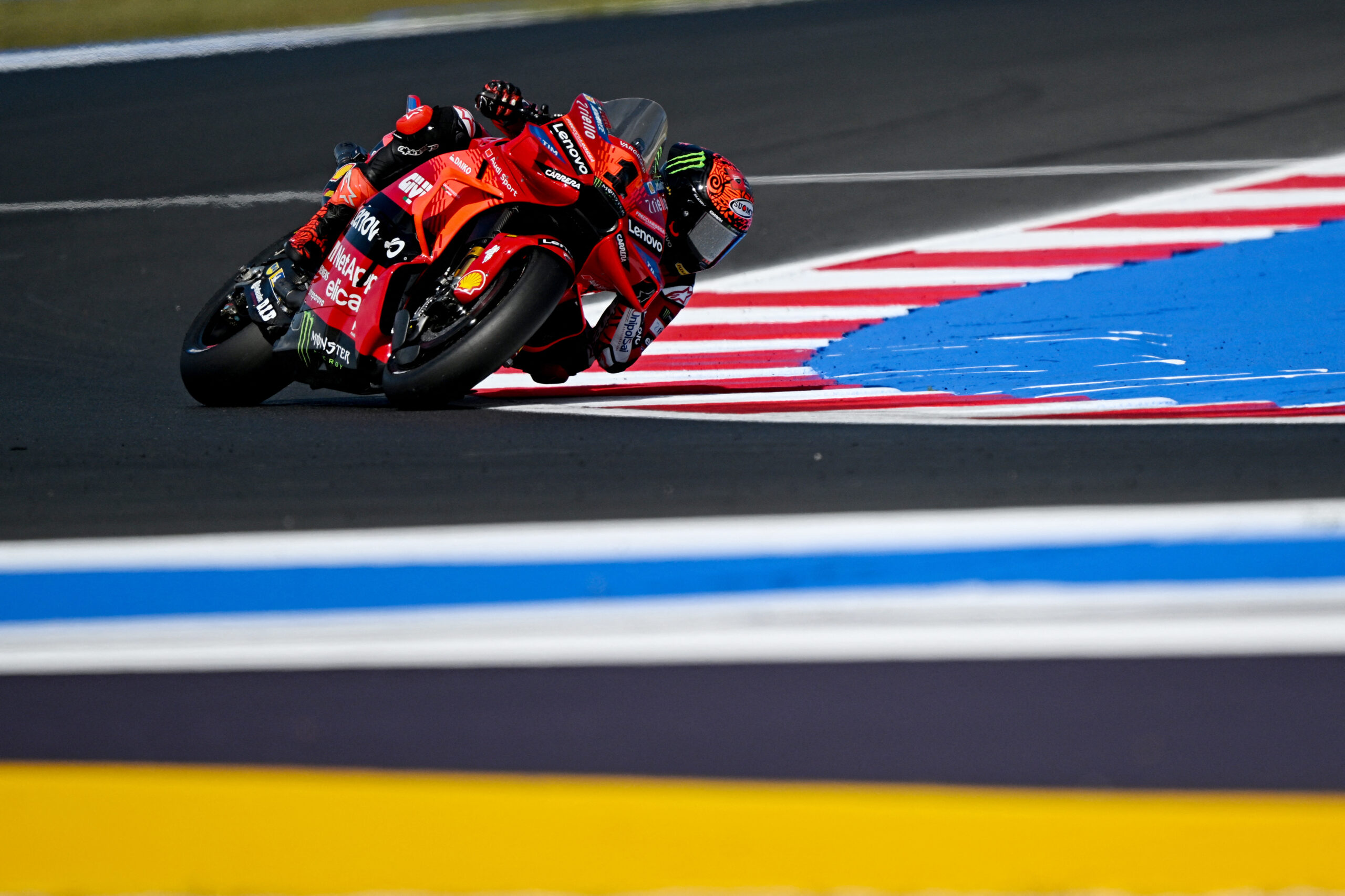 Bagnaia desbanca a sus rivales y lidera primera jornada de MotoGP en Misano