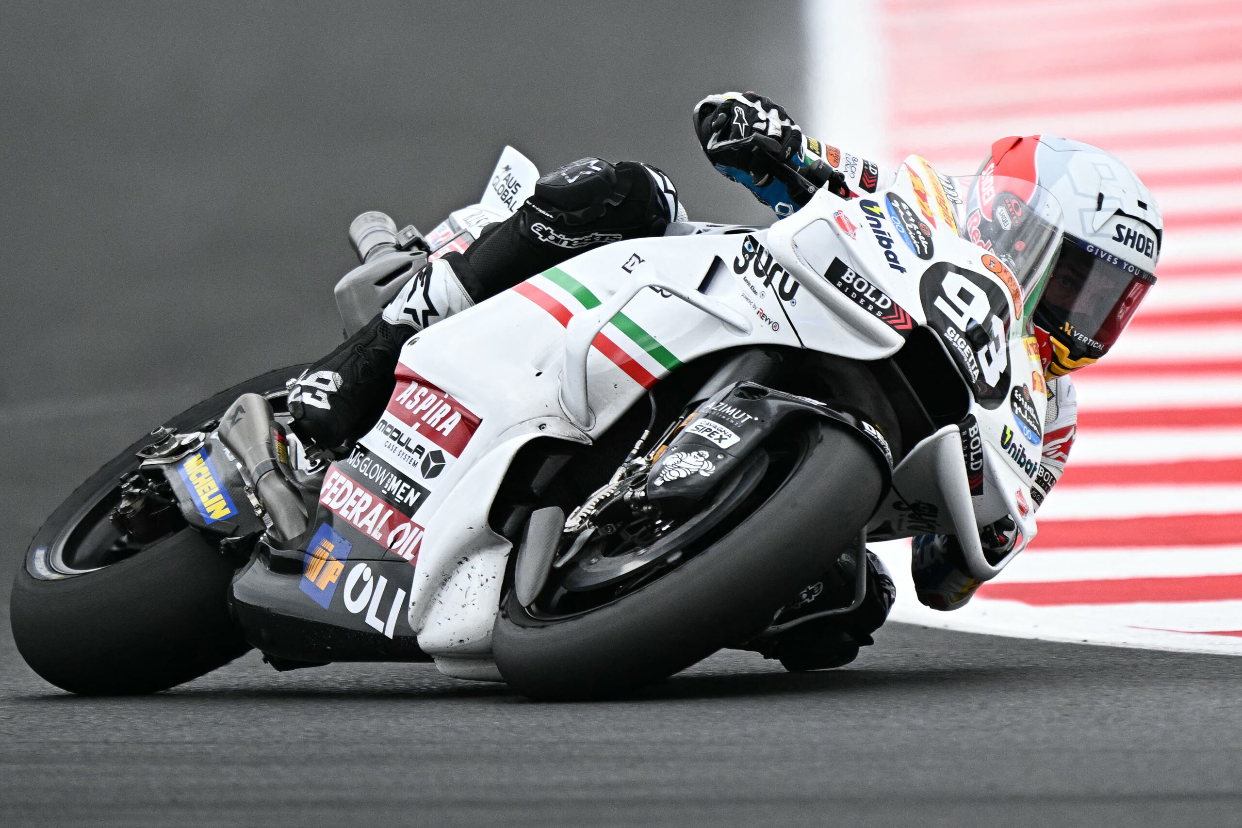 Márquez doblega a Bagnaia y gana un caótico GP de San Marino; Martín, 15°
