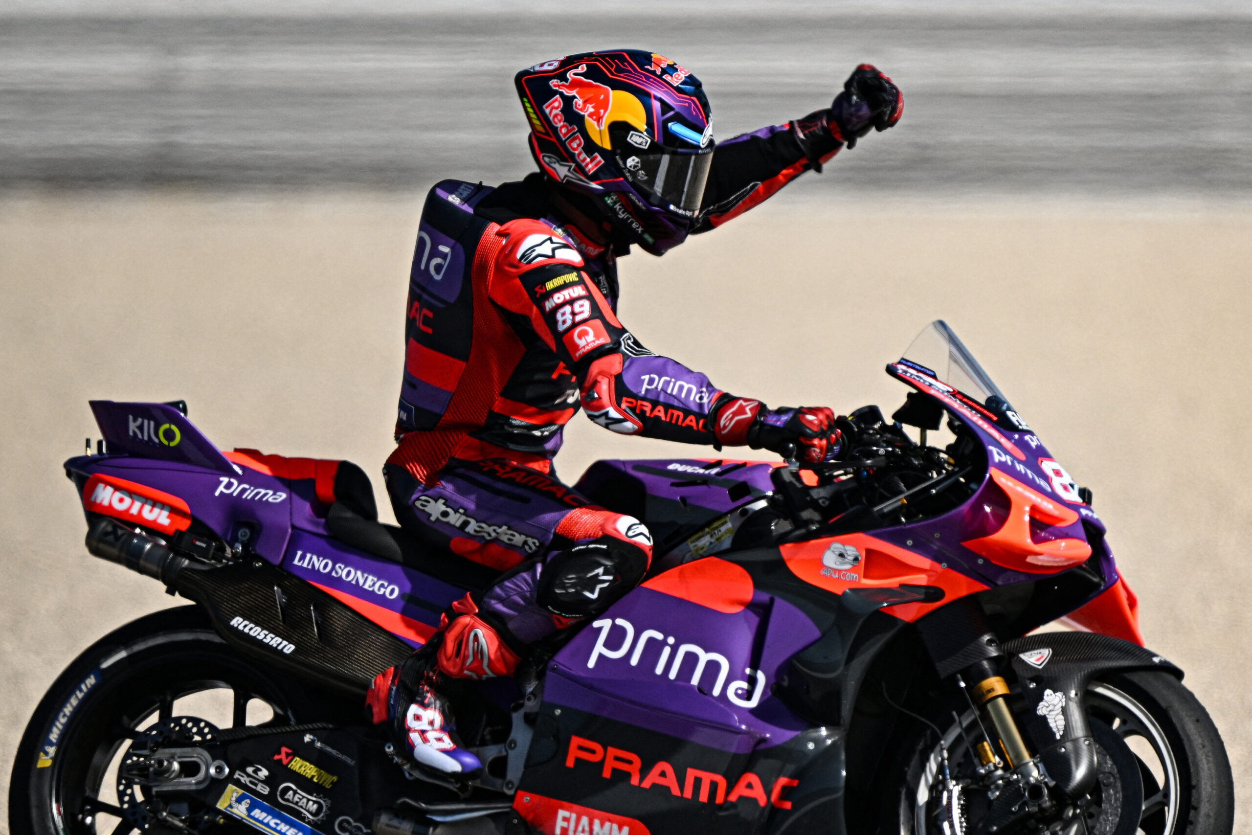 Martín resiste la presión de Bagnaia y gana el sprint de MotoGP en San Marino