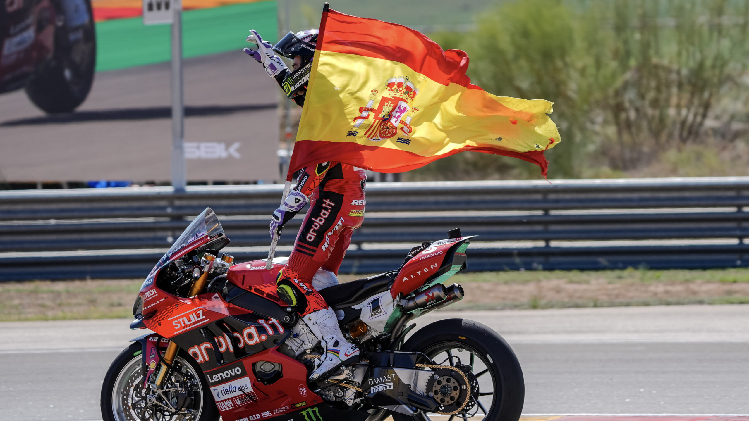 Bautista segura Razgatlioglu e fecha etapa do WSBK em Aragão com vitórias