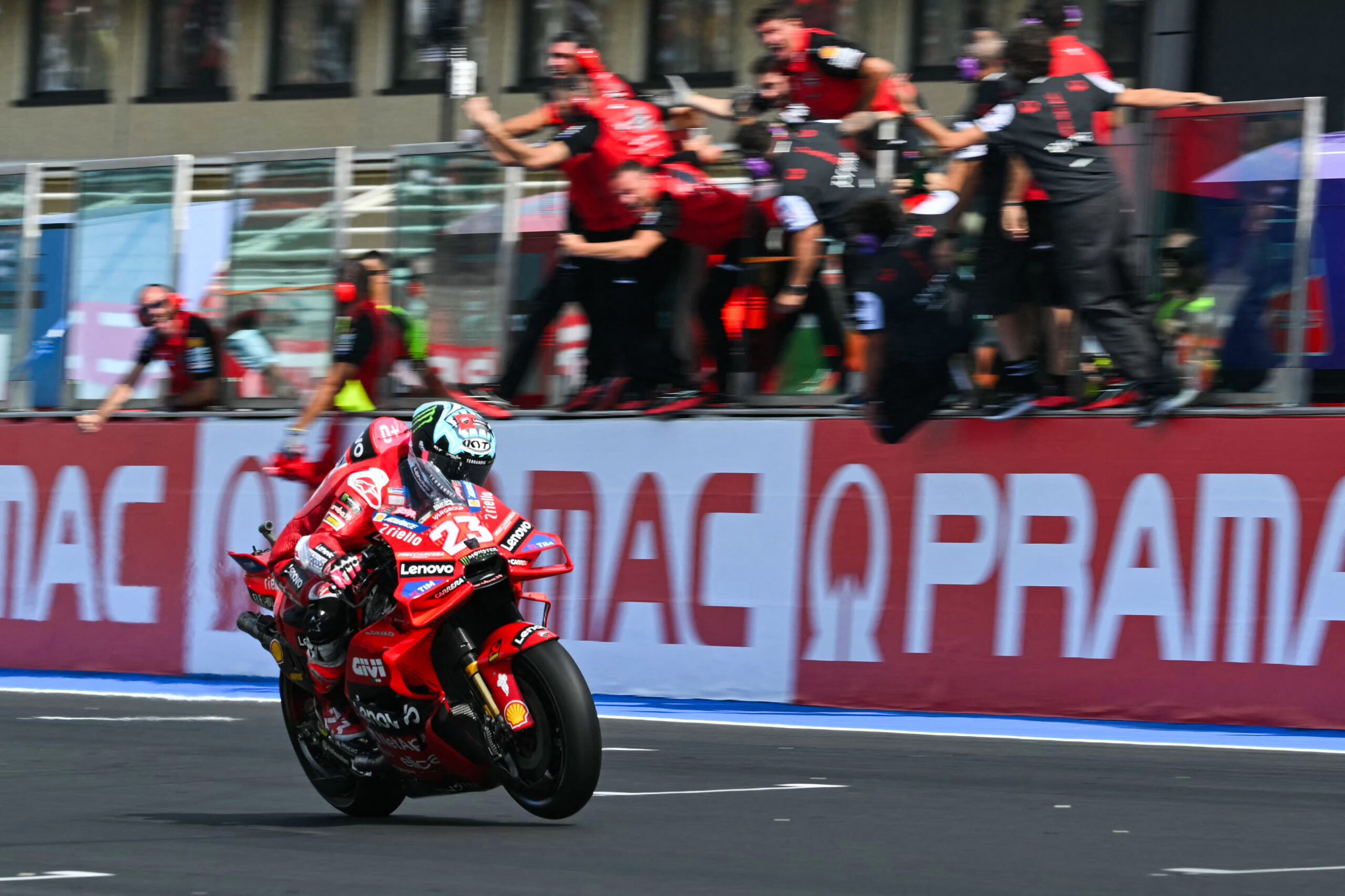 Bastianini força ultrapassagem em Martín para vencer na Emília-Romanha. Bagnaia cai