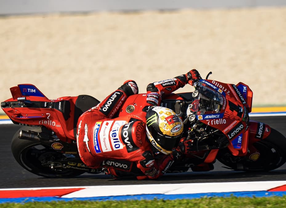 Bagnaia larga mal y luego supera a Martín para ganar carrera Sprint en GP de Emilia-Romaña