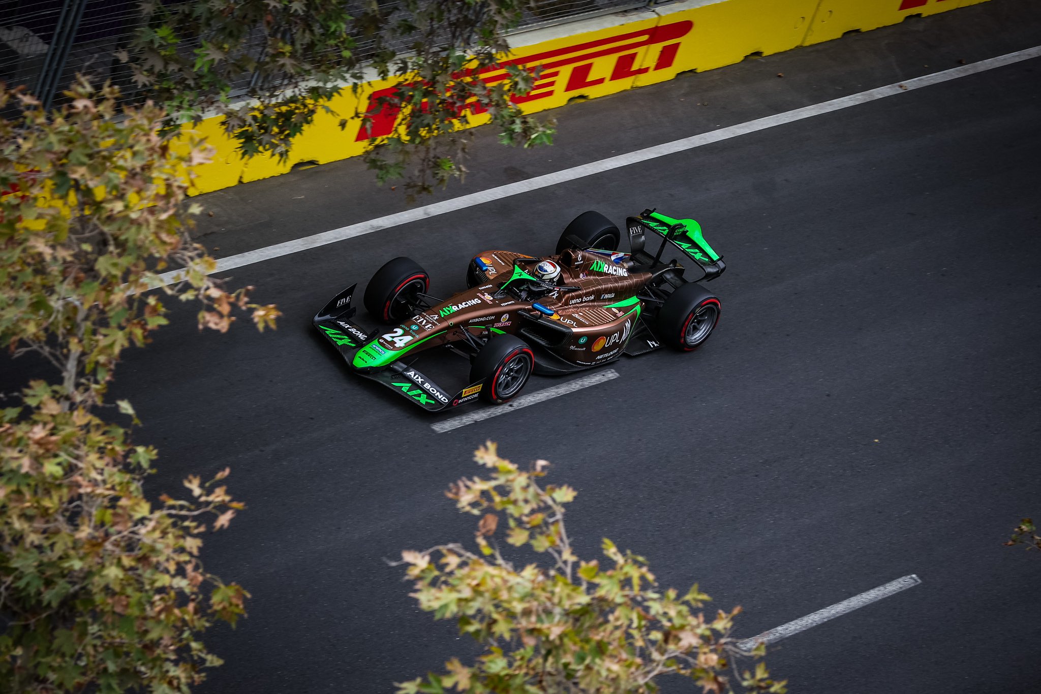 Duerksen remonta y logra su primera victoria en Fórmula 2 en la carrera sprint de Bakú