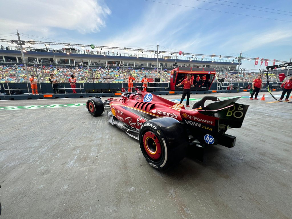 Leclerc se impone ante Norris en la primera práctica del GP de Singapur; Colapinto, 11°