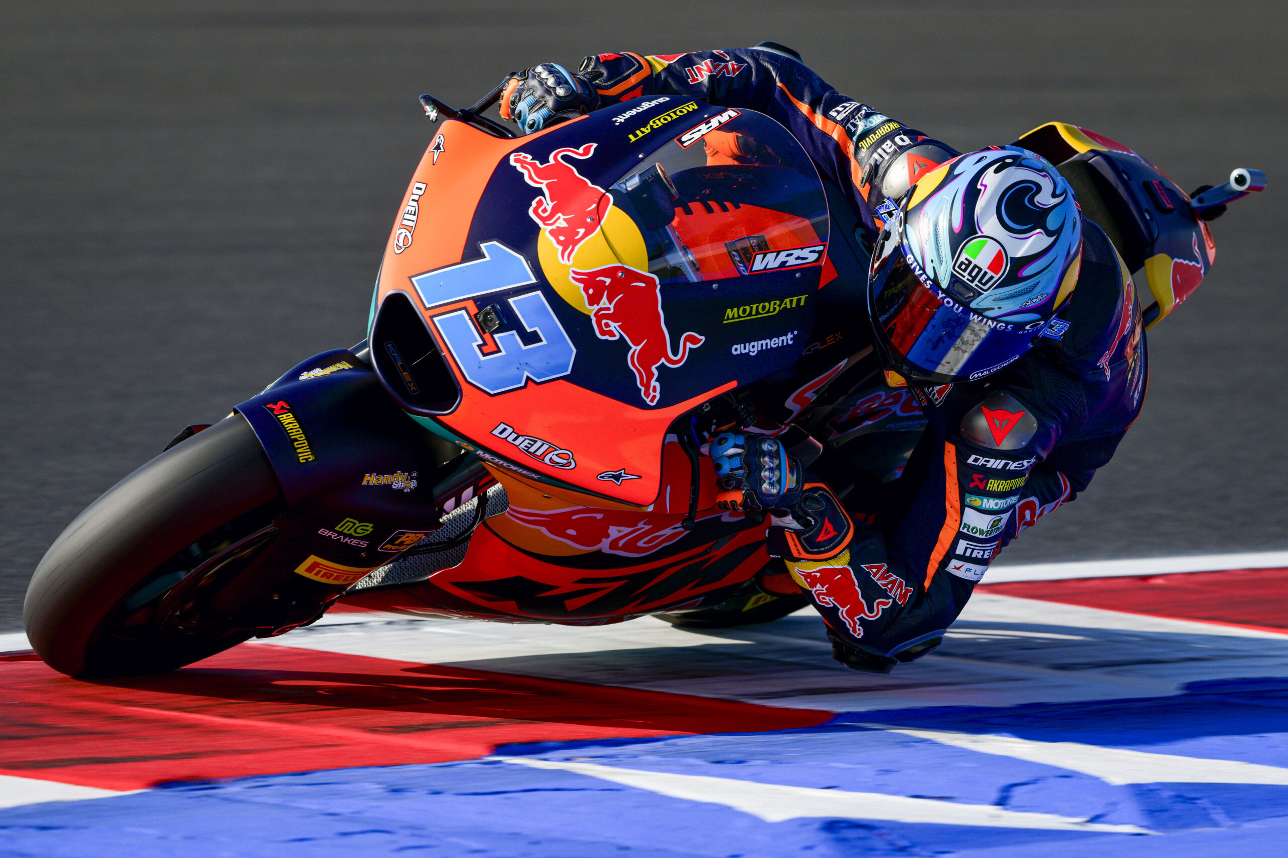 Vietti bate Canet por só 0s029 após erro de Arbolino e vence na Moto2 na Emília-Romanha