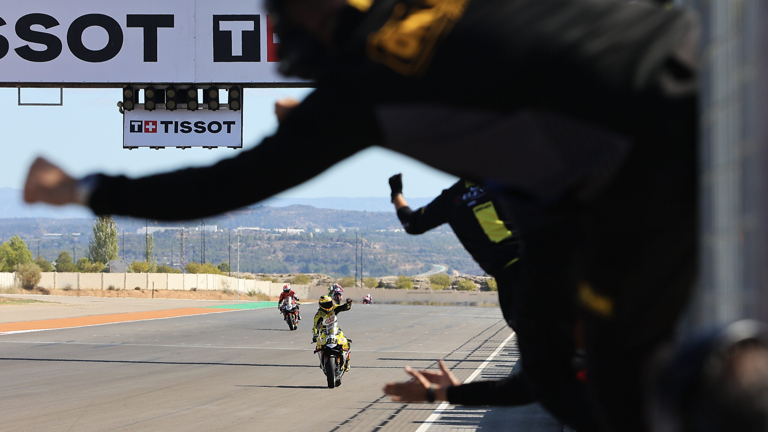 Iannone vence corrida 1 cheia de nuances do WSBK em Aragão. Razgatlioglu fica em 2º