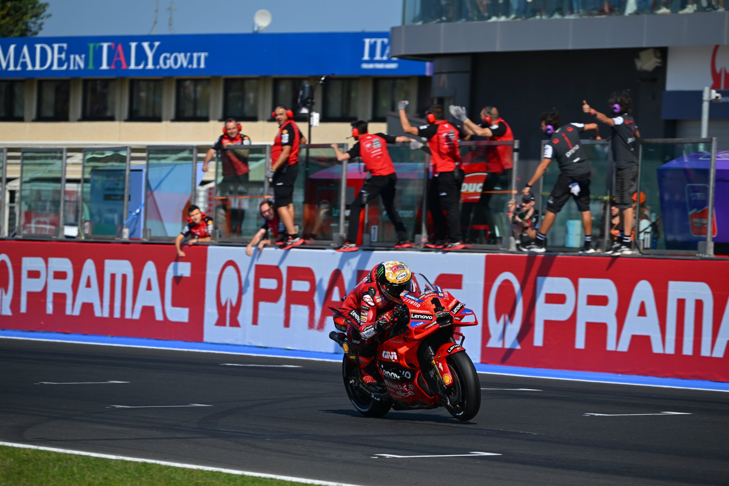 Bagnaia cutuca até Martín errar na MotoGP, corta vantagem e prepara virada em Misano