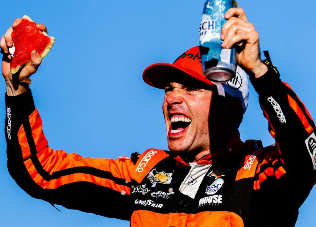 Chastain frustra a los aspirantes al playoff y gana la ronda de NASCAR en Kansas