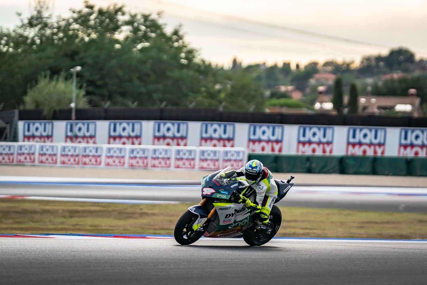 Garzó garante título da MotoE 2024 com 4º lugar em Misano. Casadei vence corrida 1