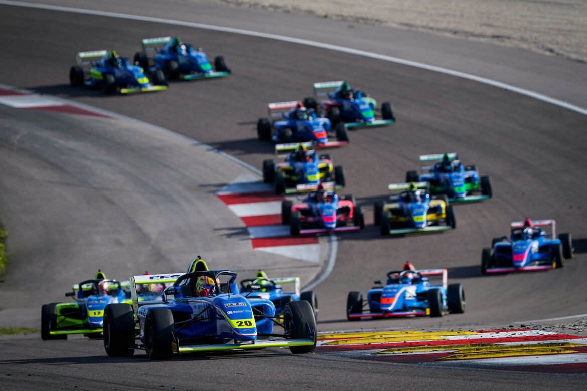 Kato vence duas vezes na F4 Francesa em Dijon e encosta na ponta. Estre leva corrida 2