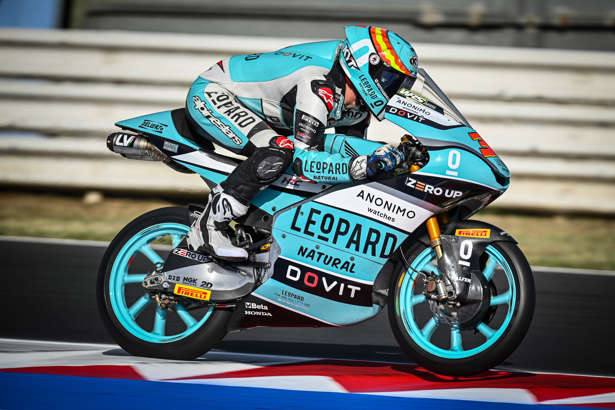 Fernández desbanca Holgado e lidera primeiro dia da Moto3 na Emília-Romanha. Alonso é 8º
