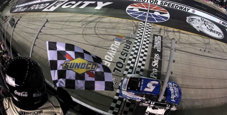 Larson triunfa en Bristol y avanza de ronda en el playoff de Nascar; Truex Jr, eliminado
