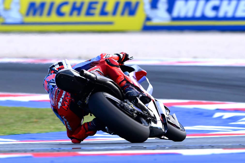 Marc Márquez mejora al final, supera a Martín por 0s063 y lidera la FP1 de Emilia-Romaña