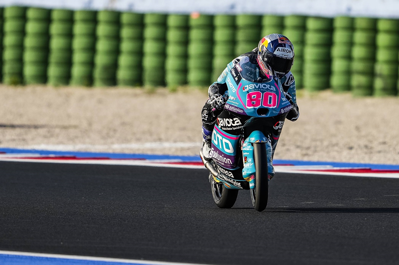 Alonso dá bote duplo, segura Piqueras no fim e vence 8ª na Moto3 2024 na Emília-Romanha