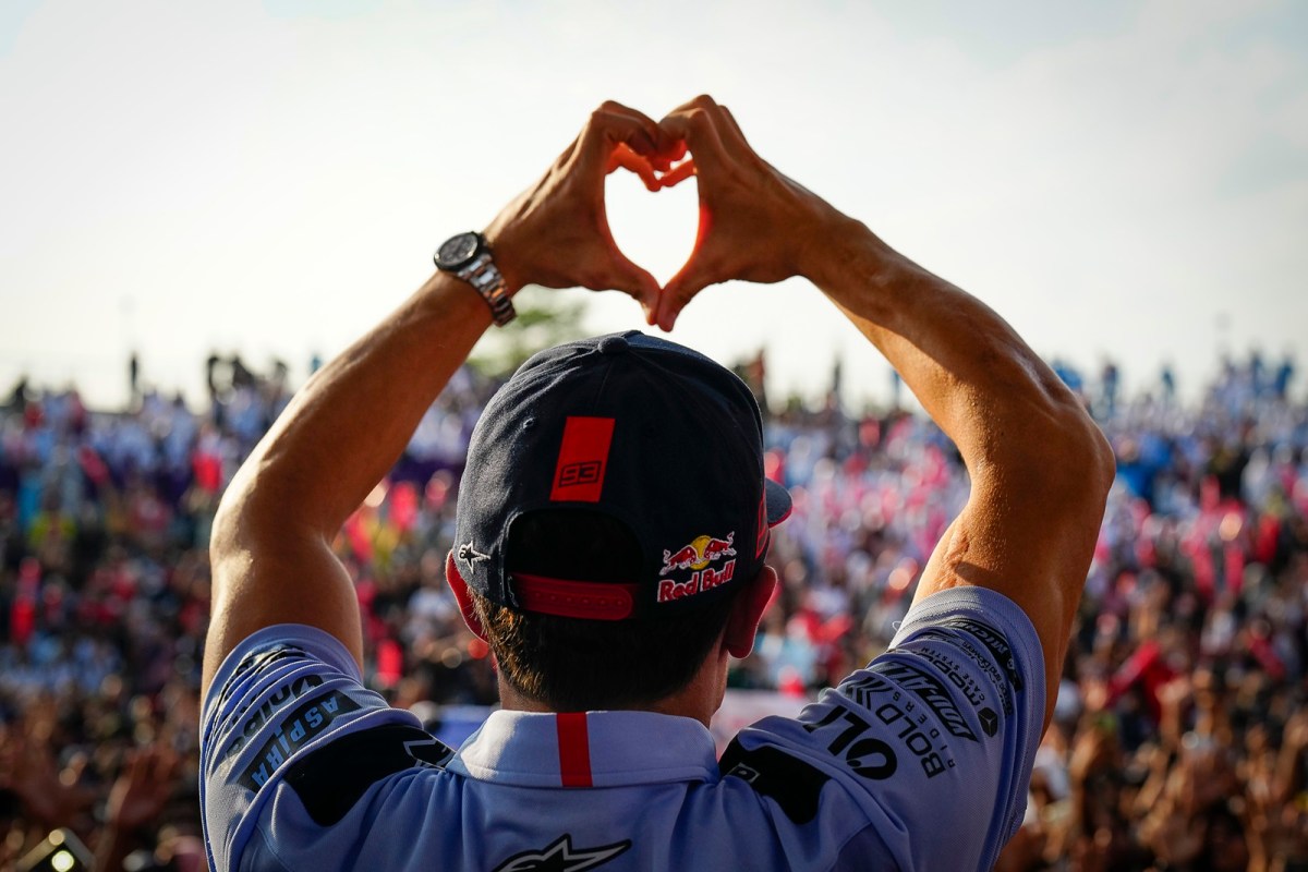 Multidão vai às ruas na capital de Lombok em parada para receber pilotos da MotoGP