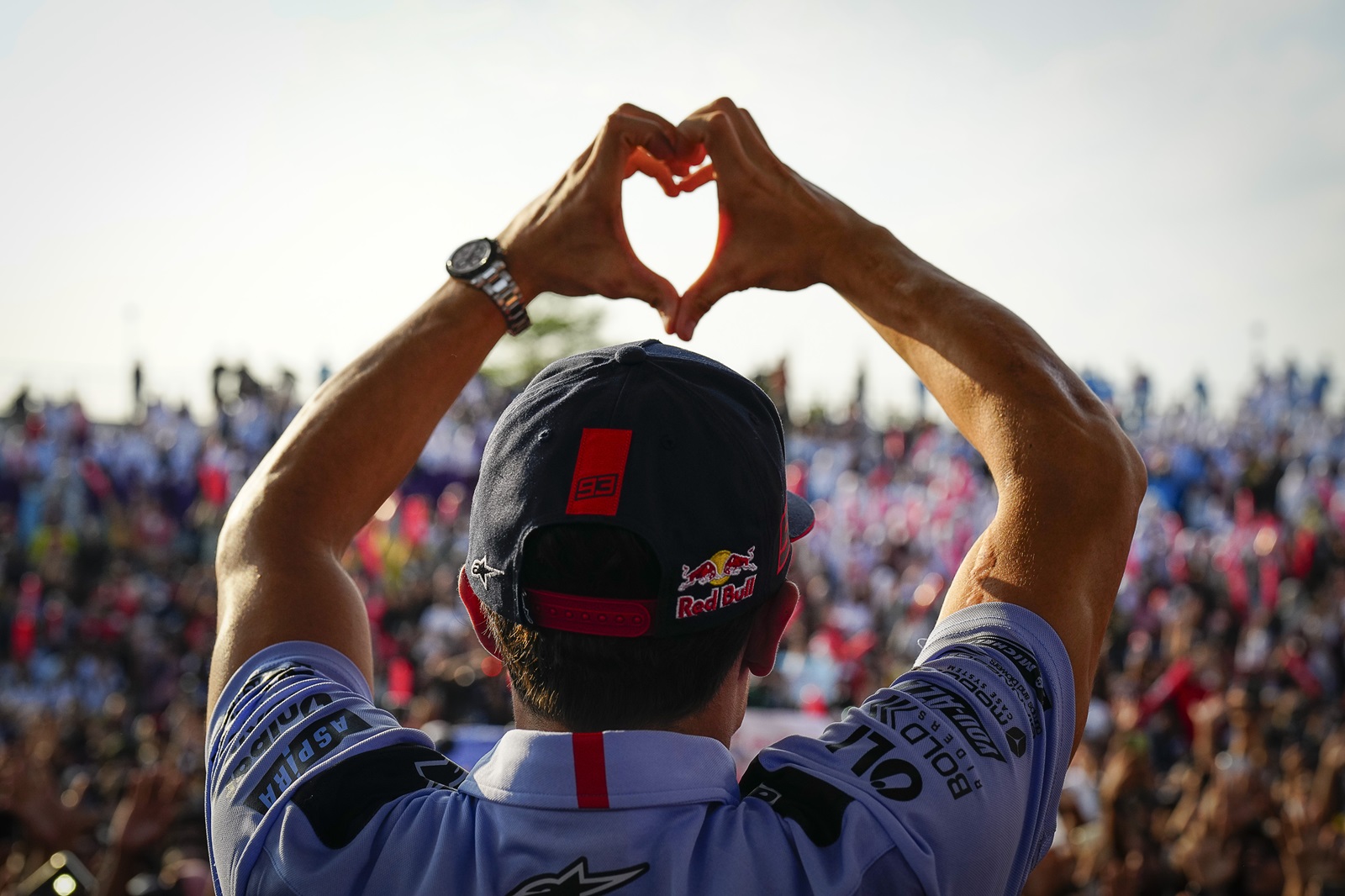 Multidão vai às ruas na capital de Lombok em parada para receber pilotos da MotoGP