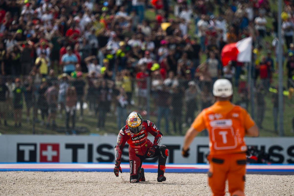Bagnaia cita problema com pneus e lamenta queda “sem ângulo” em Misano: “É impossível”