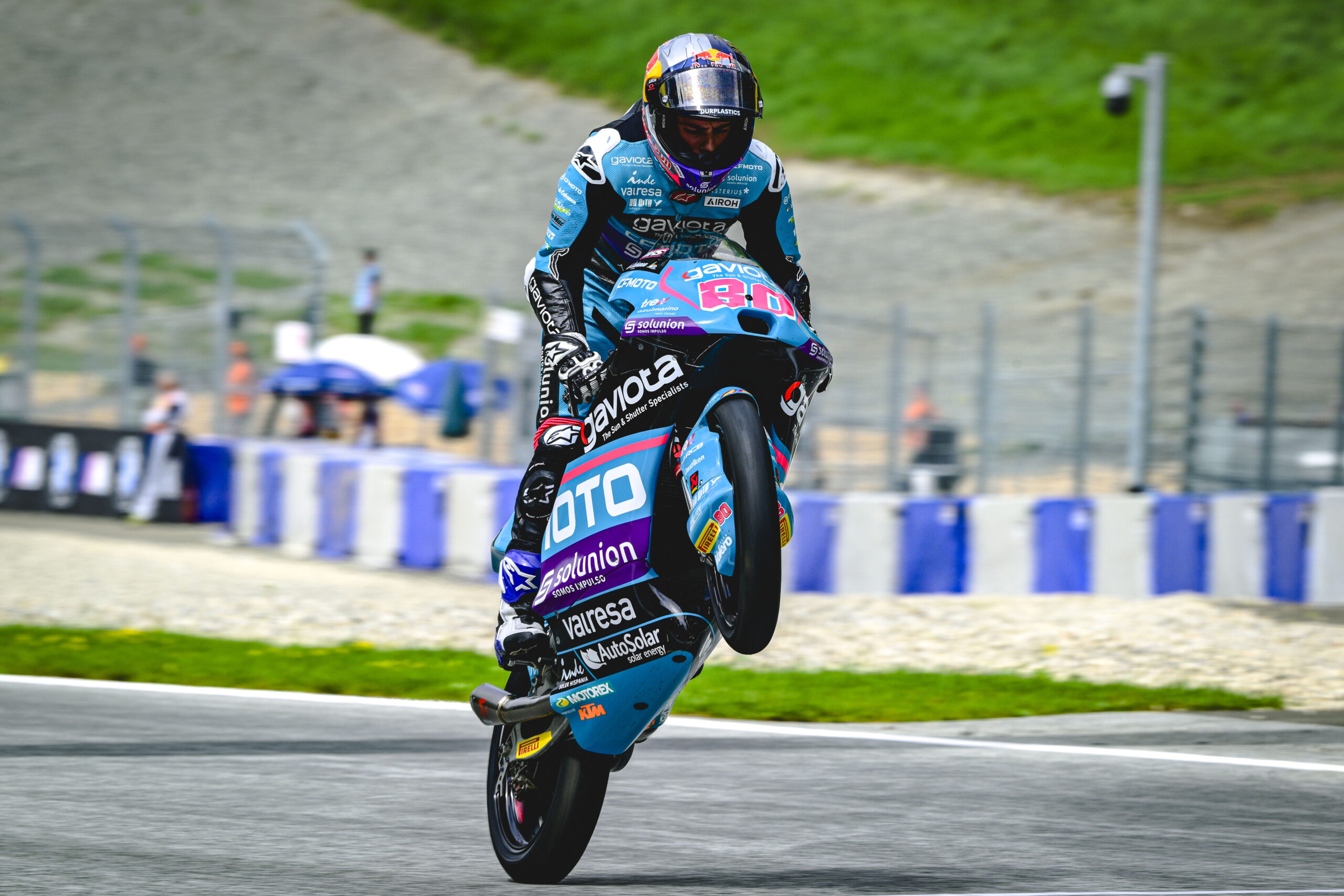 Alonso coroa temporada magistral com título e faz história para Colômbia na Moto3