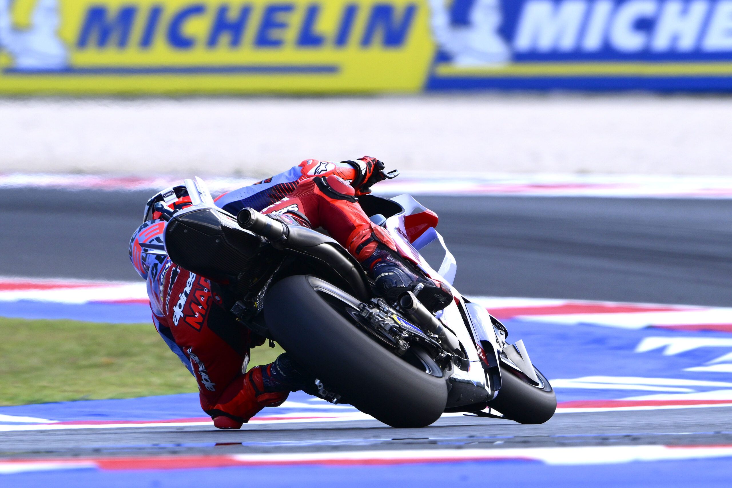 Marc Márquez cresce no fim, bate Martín por 0s063 e lidera TL1 na Emília-Romanha