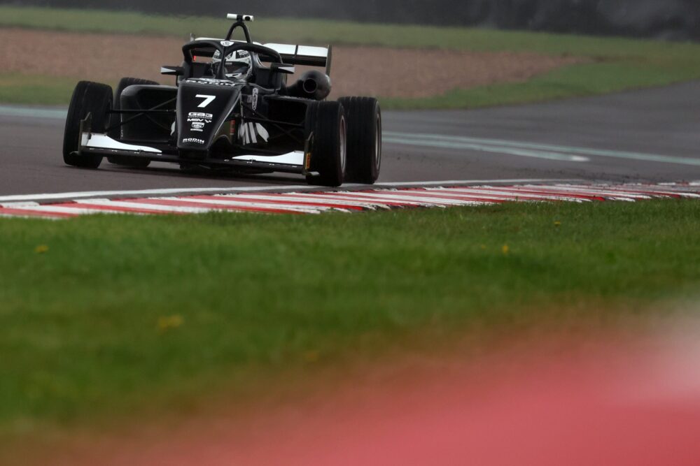 Sharp vence corrida 1 movimentada da F3 Britânica em Donington Park
