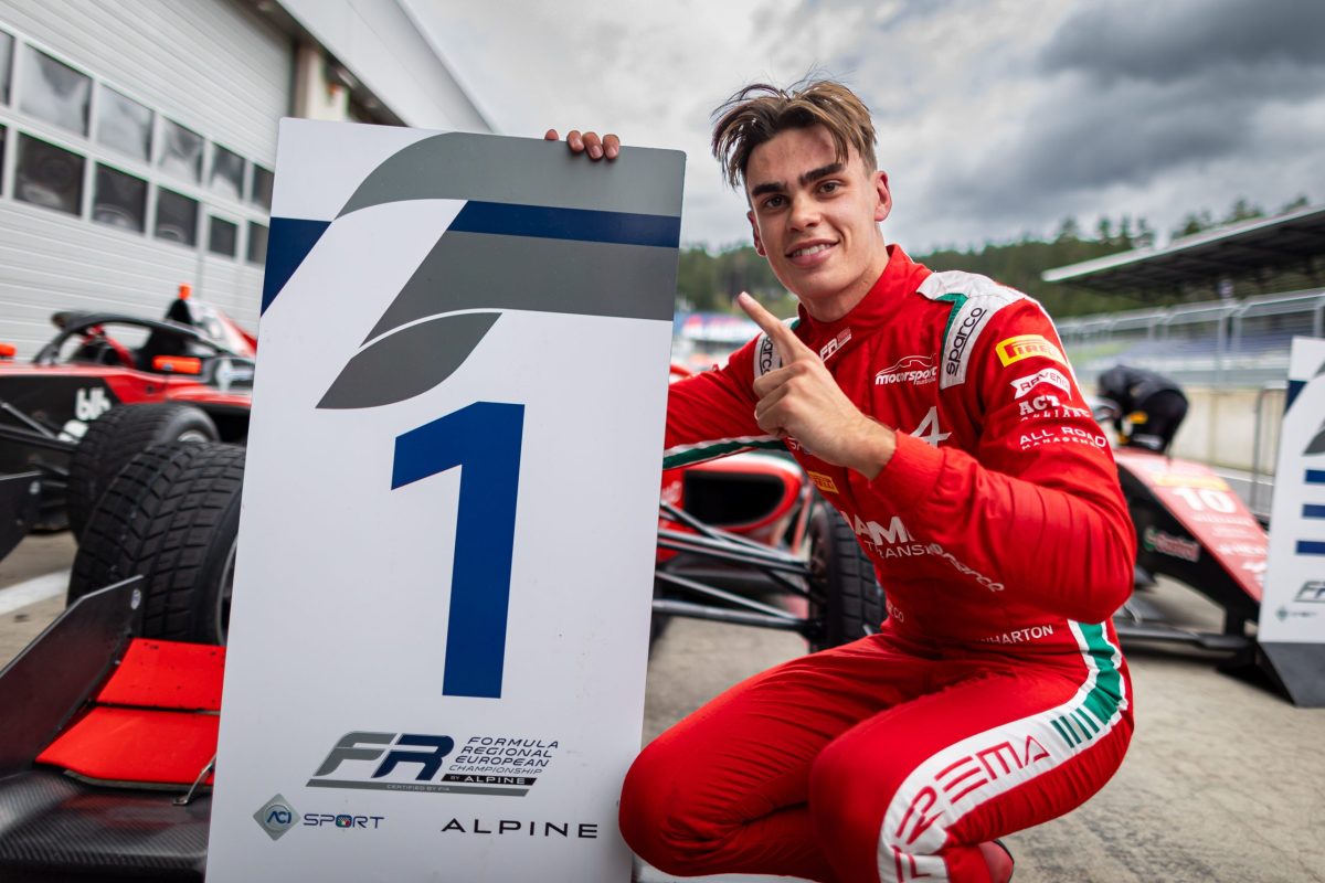 Wharton domina de ponta a ponta e vence corrida 1 da FRECA na Áustria. Câmara é 11º