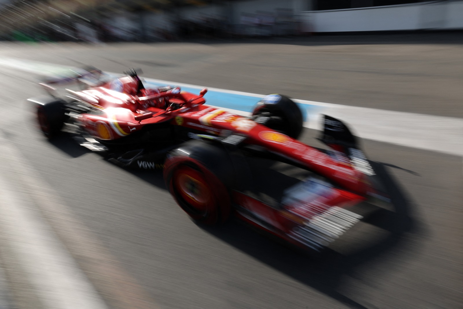 Leclerc embala com Ferrari, bate Piastri e crava pole do GP do Azerbaijão. Norris cai no Q1