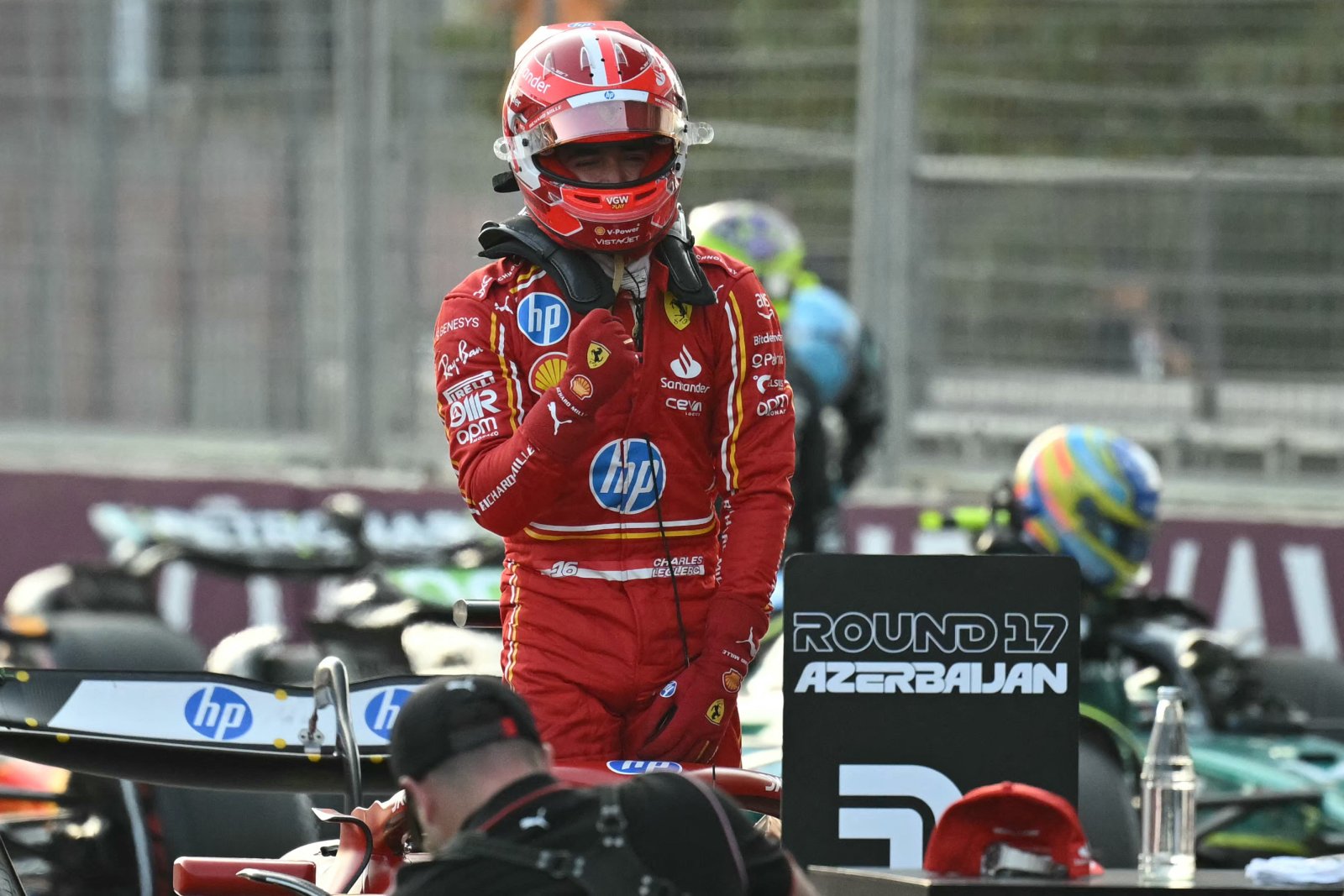 Leclerc tenta driblar zica para pegar McLaren no contrapé em Baku. Red Bull só observa