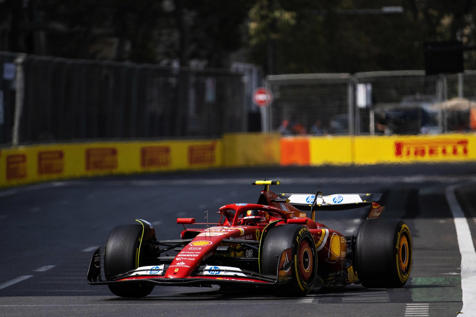 Sainz admite dia “desafiador” em Baku, mas vê “tendência de evolução” na Ferrari