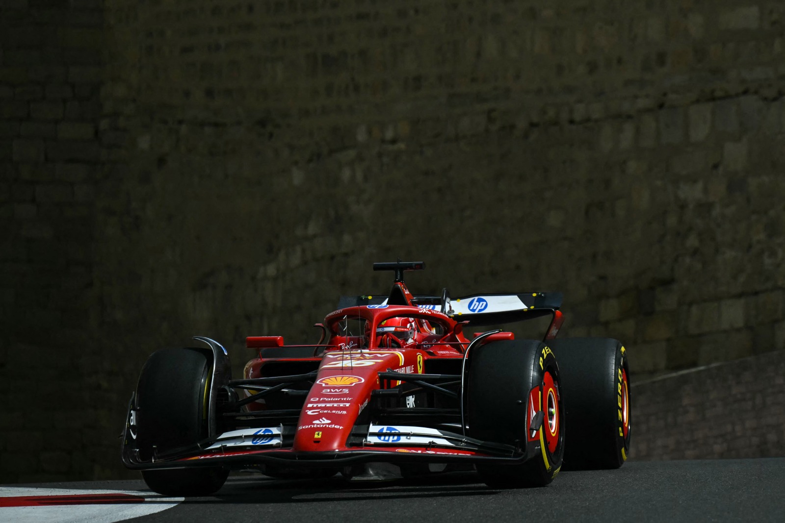 Leclerc se recupera de batida no TL1 e lidera treino livre 2 do GP do Azerbaijão por 0s006