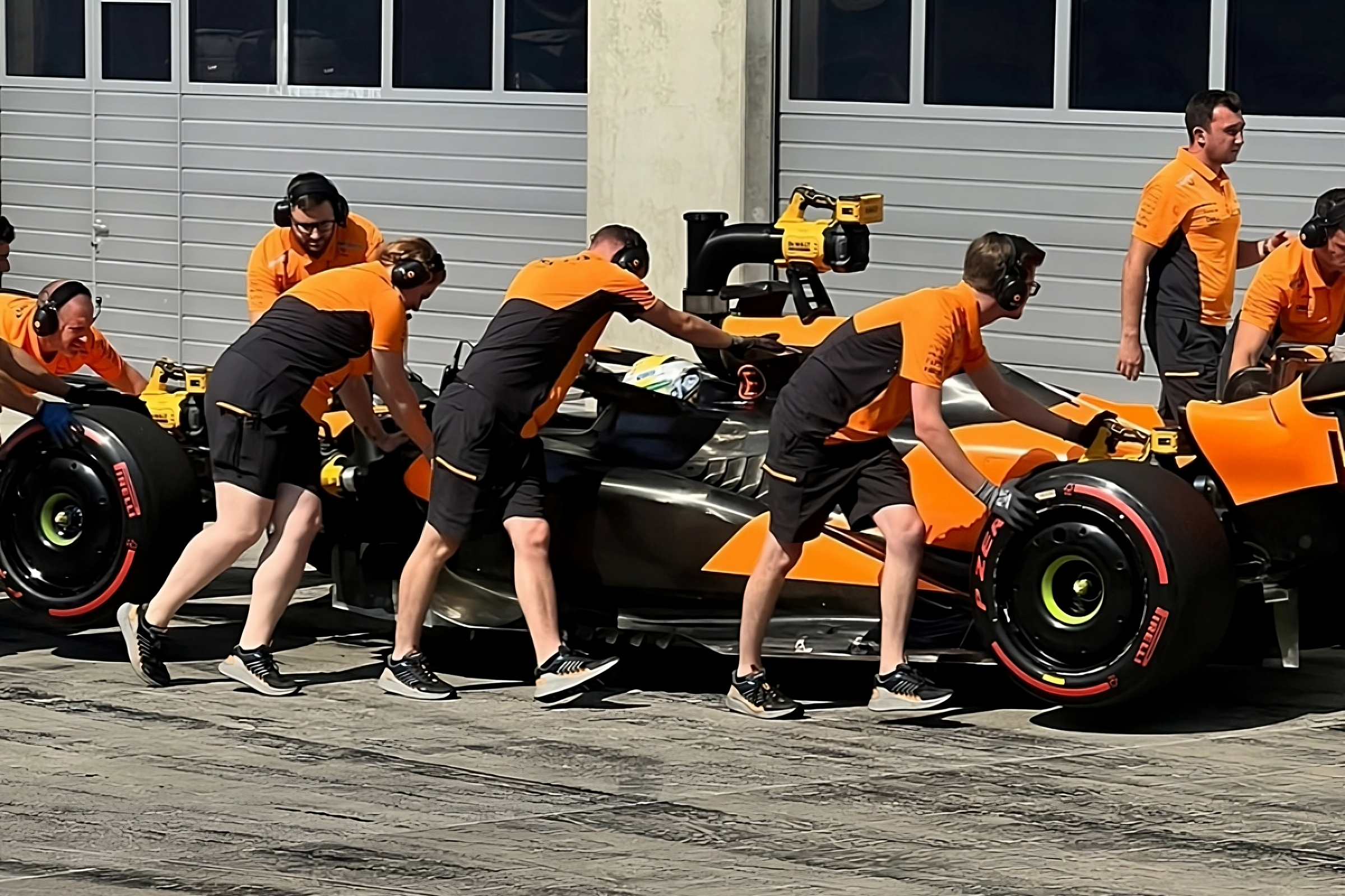 Bortoleto anda com McLaren ‘pelada’ na Áustria e faz estreia em carro de F1