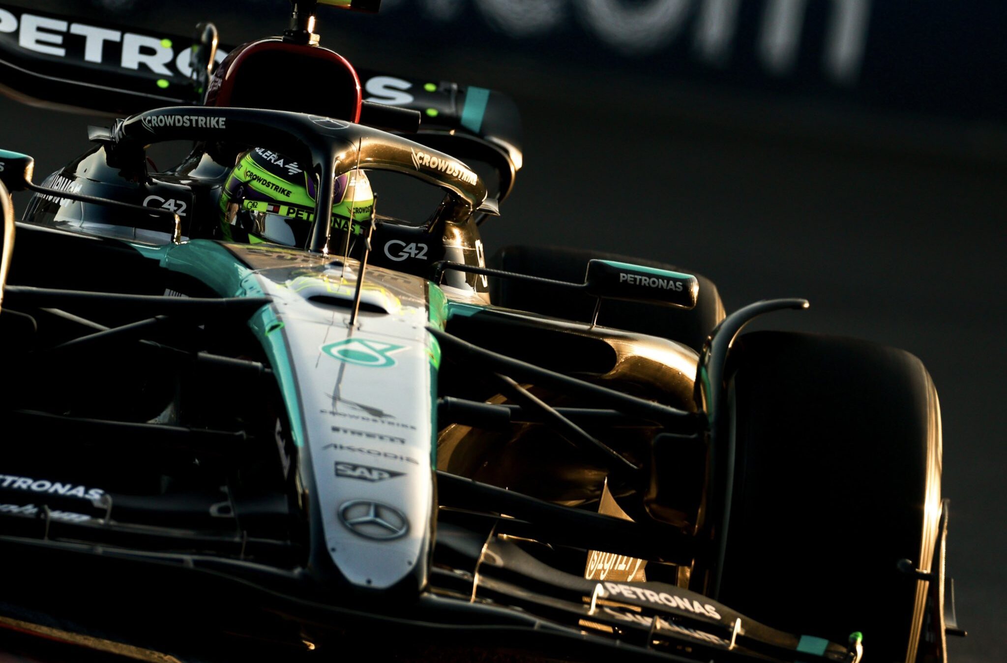 Hamilton lamenta «estancamiento» de Mercedes en «carrera desastrosa» en Bakú