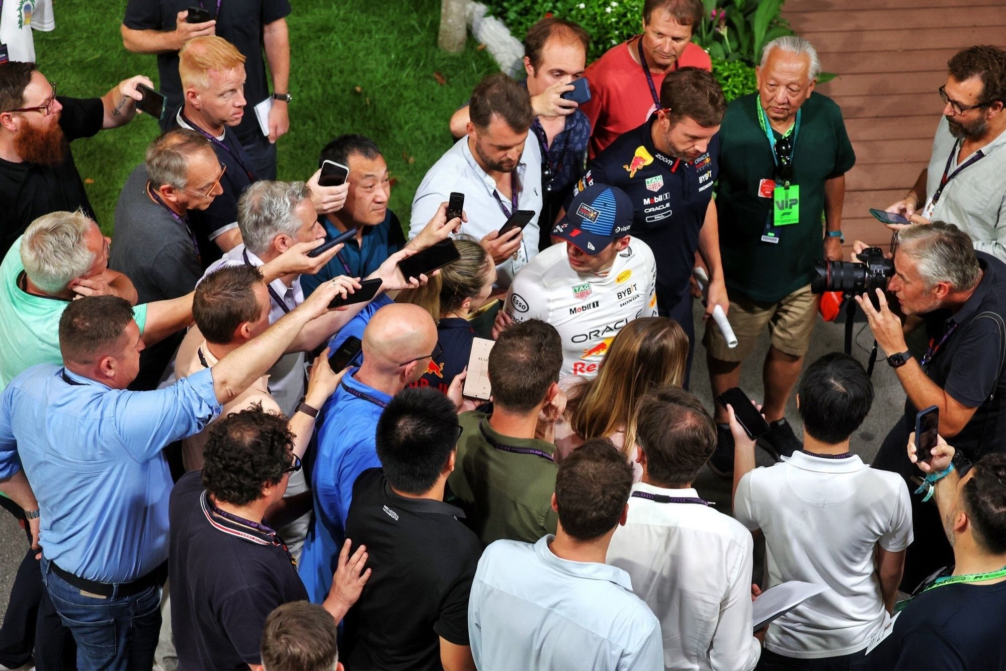 Verstappen protesta contra FIA e dá entrevista fora da sala de coletiva em Singapura