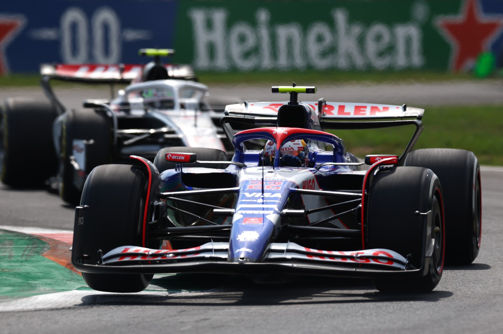 RB vê “corrida ditada por Hülkenberg” após batida e punição no início do GP da Itália