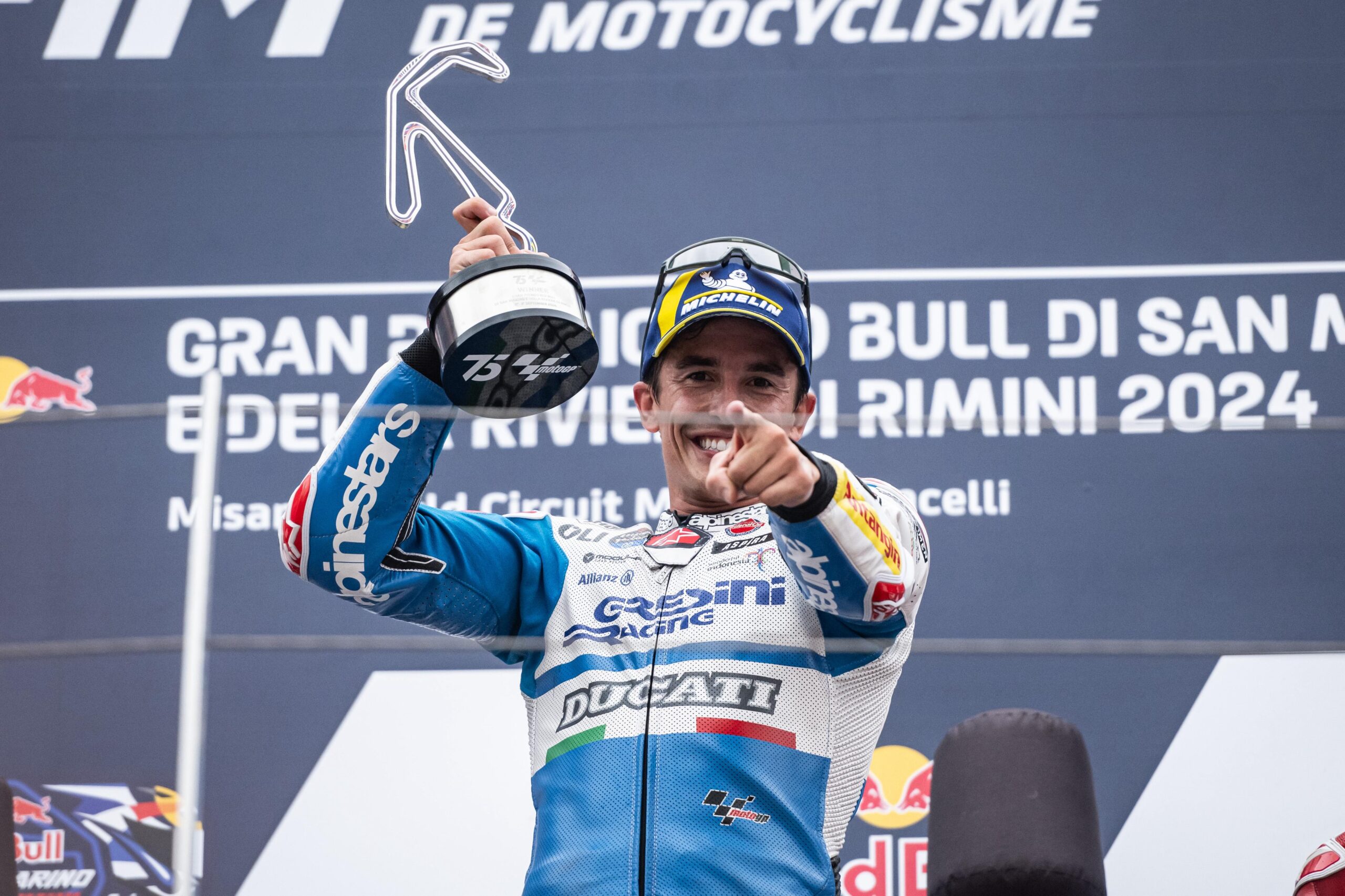 Marc Márquez ignora abucheos en Misano y elogia gesto de Bagnaia: «Dice mucho de él»