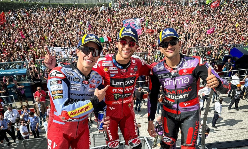 Bastianini fuerza adelantamiento sobre Martín y gana en Emilia-Romaña. Caída de Bagnaia