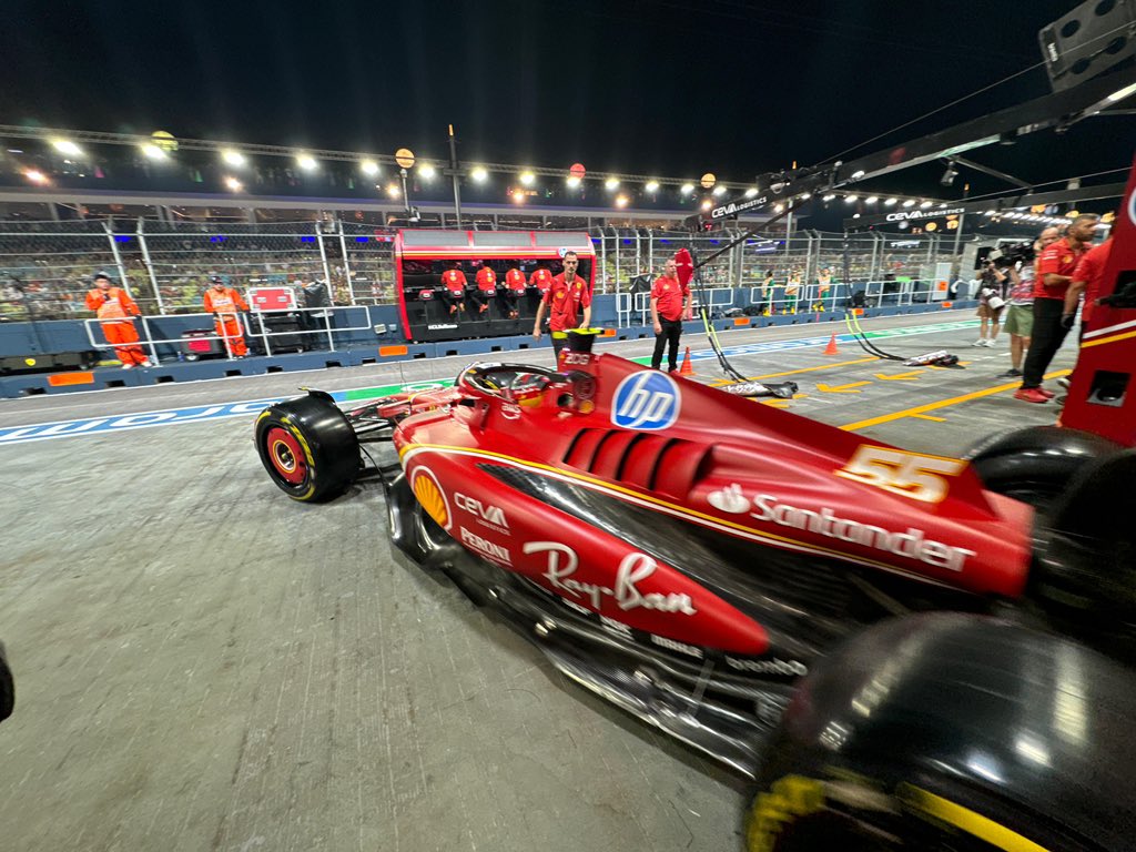 Sainz revela “algo mal con los frenos” en el “desafiante” viernes en Singapur