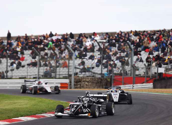 Sharp vence corrida 2 da F3 Inglesa em Brands Hatch e é campeão. Johnson também triunfa