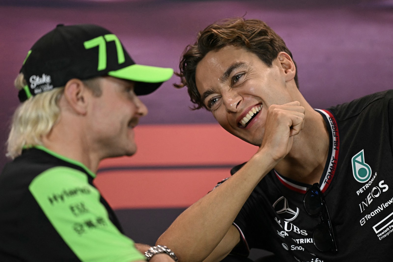 Russell destaca experiência de Bottas como chave para Mercedes: “Conhece motor Ferrari”