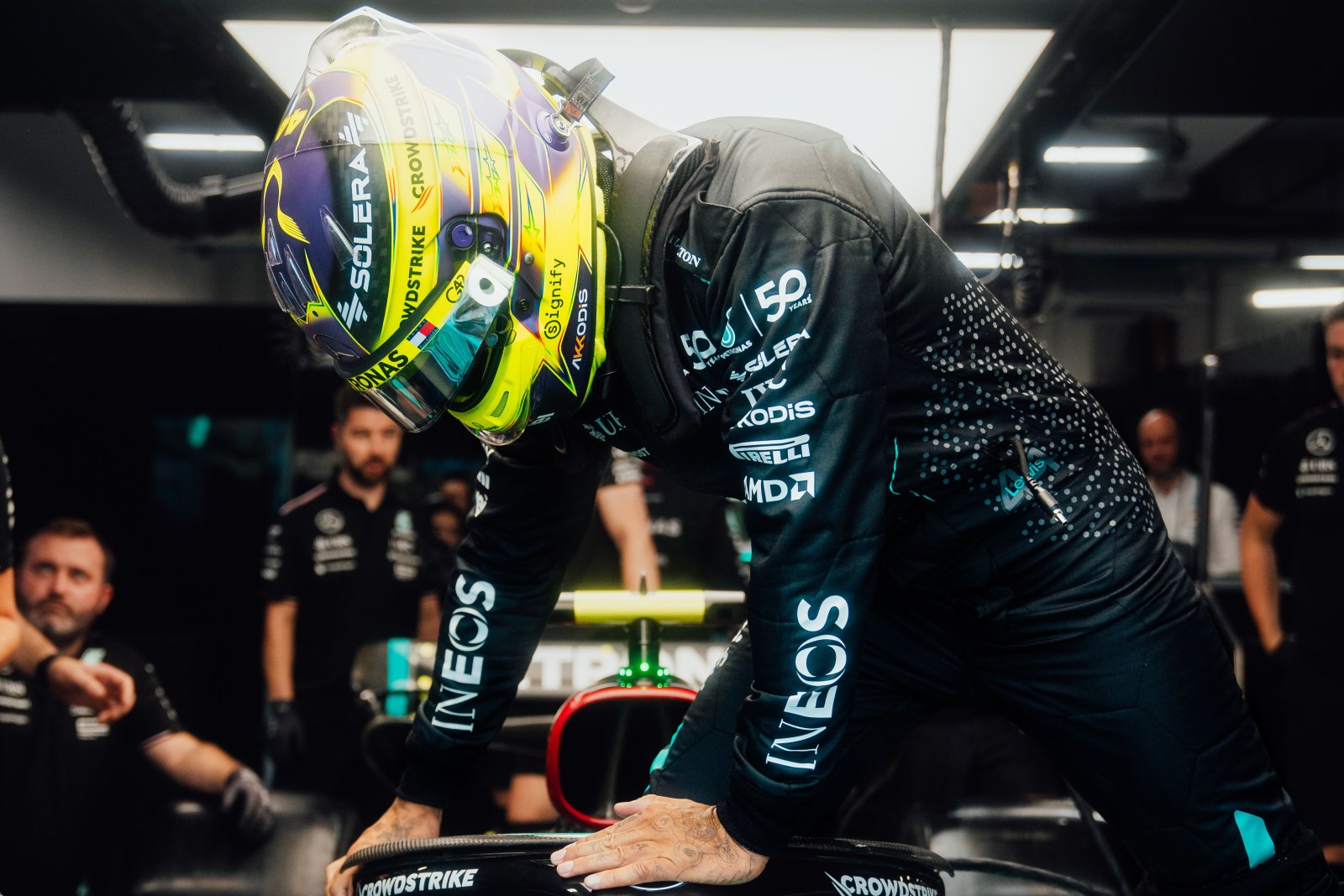 Hamilton diz que “carro ganhou vida” em Singapura: “Boa posição para a corrida”