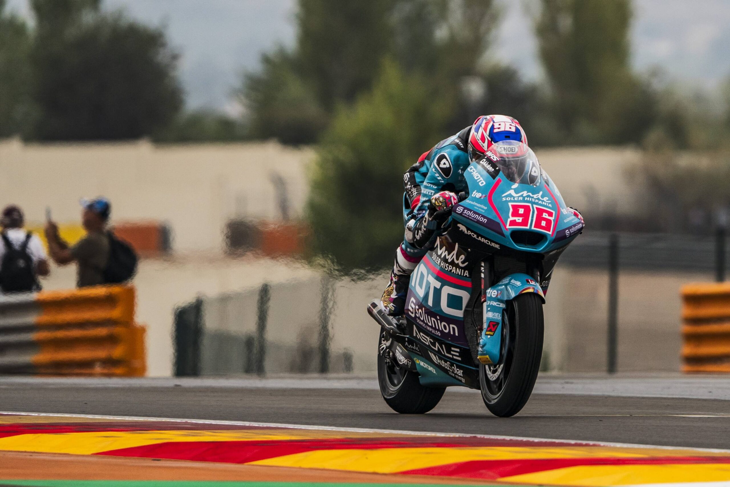Dixon resiste a Arbolino, escapa e vence em Aragão na Moto2. Moreira sofre e é 17º