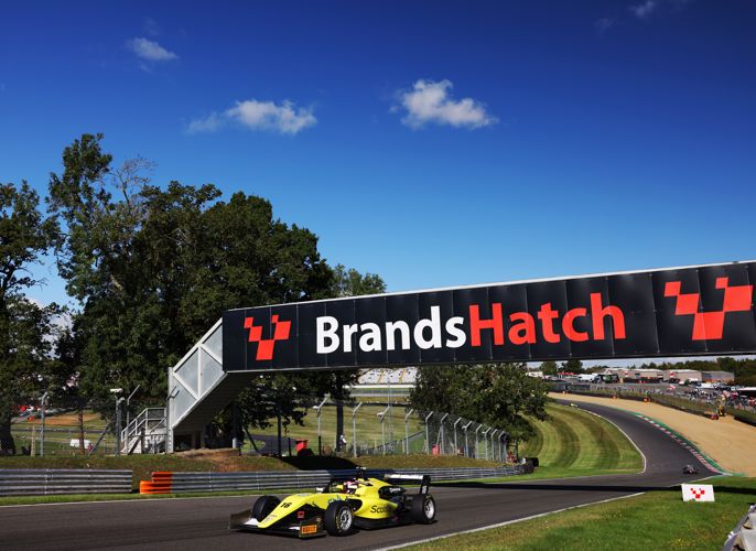 Cresswell controla Bennett e vence corrida 1 da rodada de Brands Hatch da F3 Inglesa