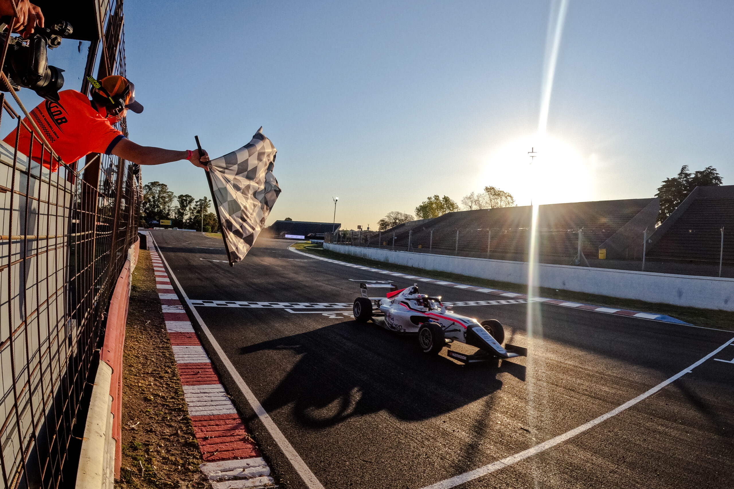 Pavie passeia em Buenos Aires e vence de ponta a ponta corrida 1 da F4 Brasil