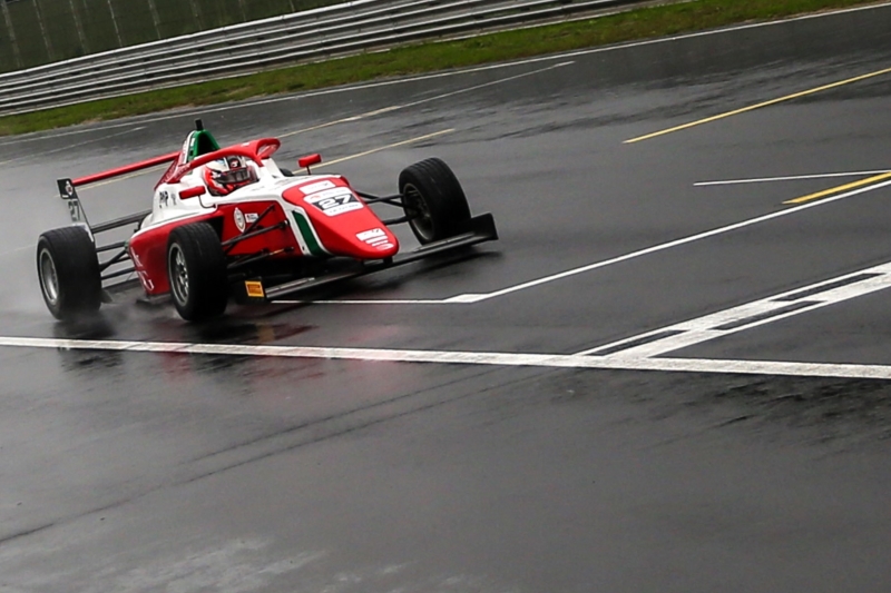 Slater quebra recorde de Antonelli e varre sábado com vitórias na F4 Italiana em Monza